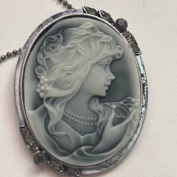 Jewelry - Gray Cameo Pendant Necklace - Women Jewelry
